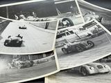plusieurs vieilles photos en noir et blanc montrant des voitures en pleine course sur un circuit