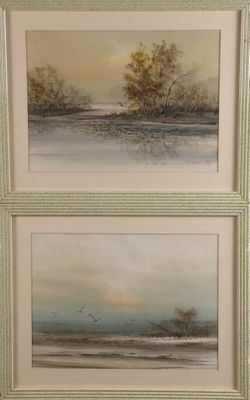 deux tableaux encadrés représentant des arbres et de l'eau dans une pièce