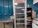 une glacière à Coca-Cola au milieu d'une cuisine
