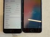 deux téléphones portables posés l'un à côté de l'autre sur une table