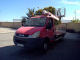 un camion rouge garé dans un parking