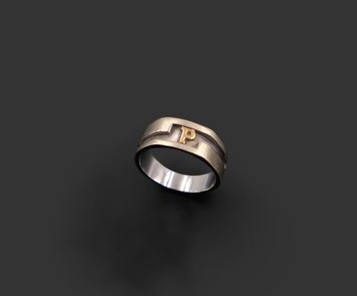 une bague en argent et en or ornée d'une croix