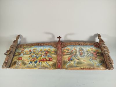 un vieux plateau en bois orné d'une peinture, posé sur une table