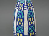 vase bleu et blanc orné d'un motif géométrique sur fond gris