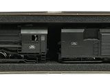 une boîte noire avec un train à l'intérieur