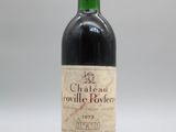 une vieille bouteille de vin posée sur une table blanche
