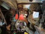 une photo d'un tas de ferraille dans une pièce