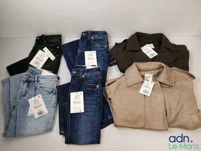 cinq paires de vêtements pour hommes exposées dans une vitrine