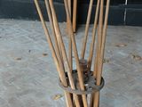 plein de brindilles dans un vase posé par terre
