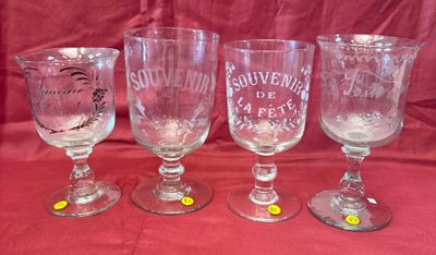 Quatre verres à vin sont alignés sur une nappe rouge