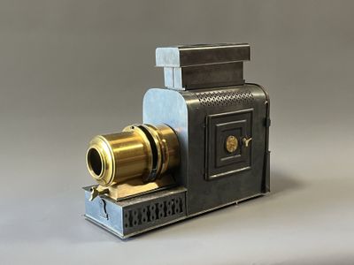 un appareil photo posé sur une table