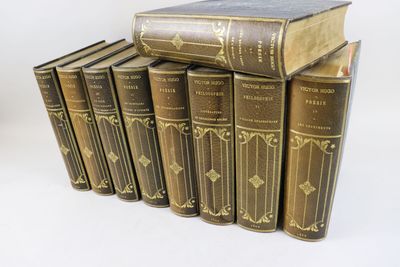 plusieurs vieux livres empilés sur une surface blanche