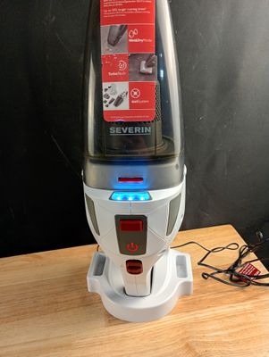 une photo d'un aspirateur posé sur une table
