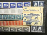une table noire sur laquelle sont disposés de nombreux timbres de toutes sortes