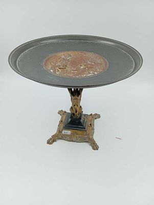 une table sur laquelle est posée une assiette