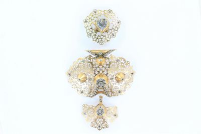 une photo d'un collier orné d'un pendentif en forme de cœur