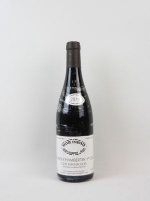 une bouteille de vin posée sur une table