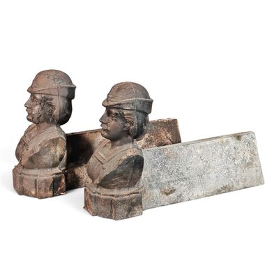 paire de statues en bois représentant deux hommes tenant une scie, sur fond blanc