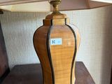 une table en bois sur laquelle est posée une lampe