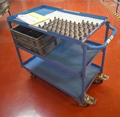 un chariot bleu sur lequel se trouvent tout un tas d'objets