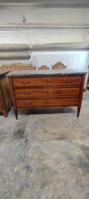 une commode et un meuble à tiroirs dans une pièce