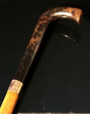 Canne en jonc de malacca, le pommeau façon écaille, la virol…