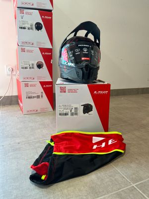 un casque posé par terre à côté d'une paire de chaussures