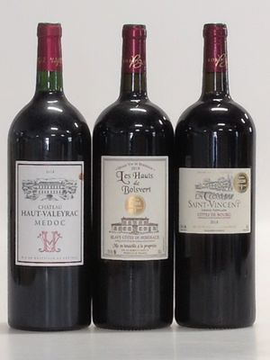 trois bouteilles de vin posées l'une à côté de l'autre sur une table