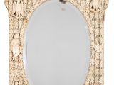 une photo d'un miroir décoratif avec un cadre en bois, accroché au mur