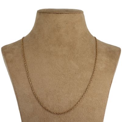 un collier à chaîne en or sur le torse d'un mannequin