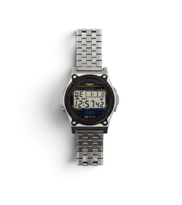 une image montrant un gros plan d'une montre numérique posée sur une surface blanche