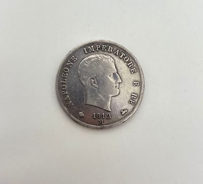 gros plan d'une pièce de monnaie sur une surface blanche