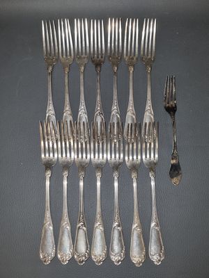 beaucoup de fourchettes et de cuillères sur la table