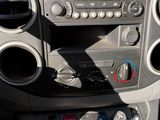 l'intérieur d'une voiture, avec le volant et les commandes du tableau de bord