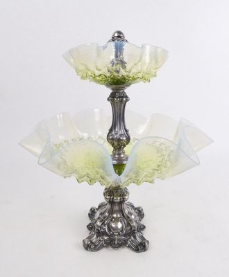 un saladier en verre à trois niveaux orné d'un oiseau