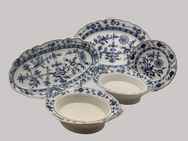 MEISSEN. Modèle Oignon bleu. Deux plats ovales, deux légumiers et...