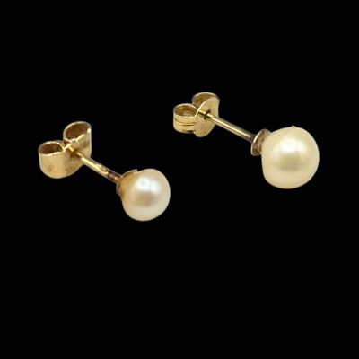 Deux clous d'oreilles en or jaune ornés de perles blanches. …