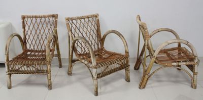 trois chaises en osier placées les unes à côté des autres sur un sol carrelé
