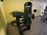 un appareil de musculation qui se trouve dans un coin de la salle