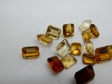 plusieurs morceaux de verre jaune et marron posés sur une surface blanche