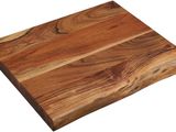 gros plan d'une planche à découper en bois sur fond blanc