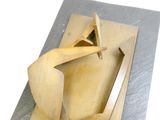 un morceau de bois qui a été scié et qui se trouve sur une table