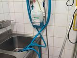 un tuyau bleu raccordé à un évier de cuisine