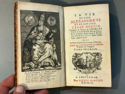 un vieux livre sur lequel figure l'image d'une femme tenant une horloge