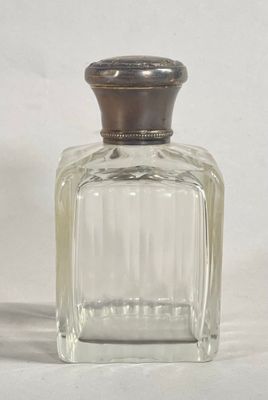 une petite bouteille en verre avec un bouchon argenté