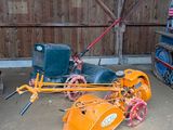 un tracteur équipé d'une charrue, dans une grange