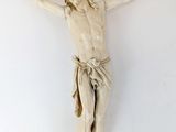 statue de Jésus sur la croix sur fond blanc