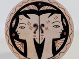 une photo d'une assiette décorative sur laquelle figurent deux visages de femmes
