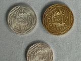 trois pièces différentes posées sur une table, l'une à côté de l'autre