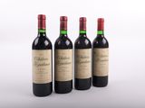 trois bouteilles de vin rouge posées l'une à côté de l'autre sur une surface blanche